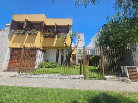 CASA DE 4 AMBIENTES CON PARQUE Y PISCINA