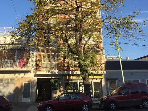 Avenida Castañares 1300