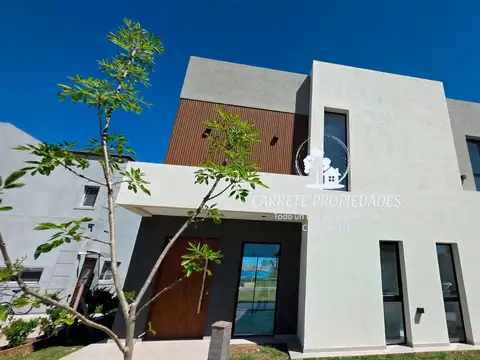 Casa en venta de 3 dormitorios y pileta. Santa Lucia. Pilar.