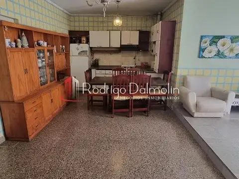 Casa 6 ambientes con 5 baños