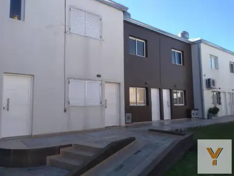 Dúplex en la venta - 2 dormitorios 2 baños - Cochera - 74 m2 - Los Hornos
