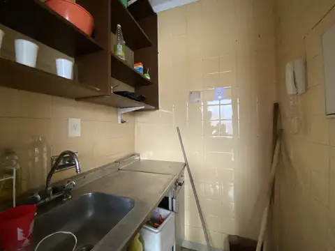 Amplia y luminosa oficina en piso alto – Av. Belgrano al 1600 (Microcentro)