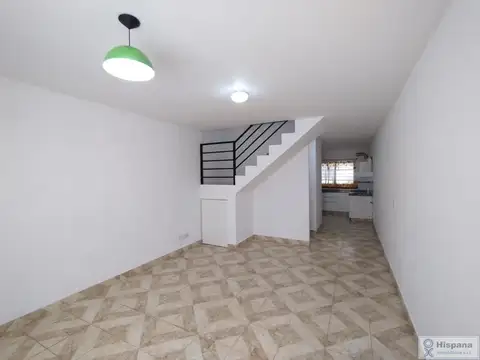 Excelente DÚPLEX en alquiler  Sobre la calle Domingo French. Barrio Abierto Parque Udaondo.