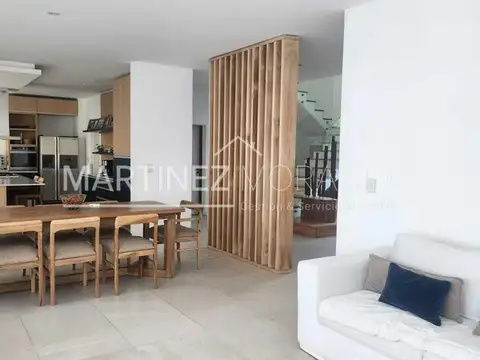 Casa 5 ambientes con 4 baños