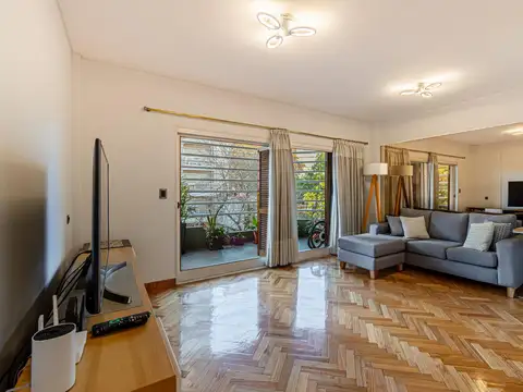 Venta de Piso de 4 ambientes con dependencia, dos cocheras y baulera en Flores