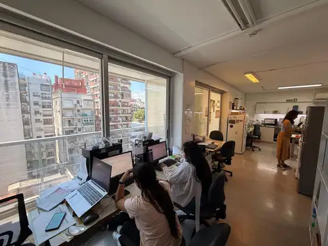 Oficina en piso alto con 2 cocheras.  RENTA usd 3000 x mes - Inquilino: Laboratorio -