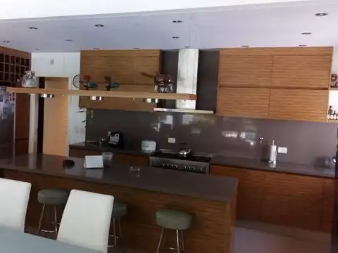 Casa 5 ambientes con 3 baños