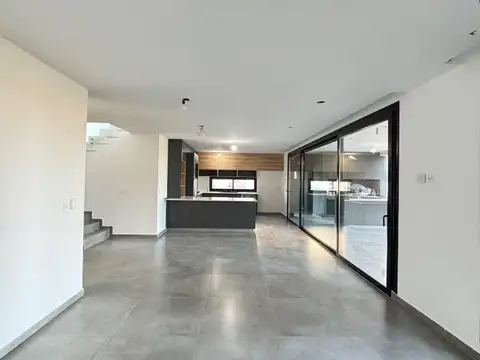 Casa en Venta con 6 cocheras
