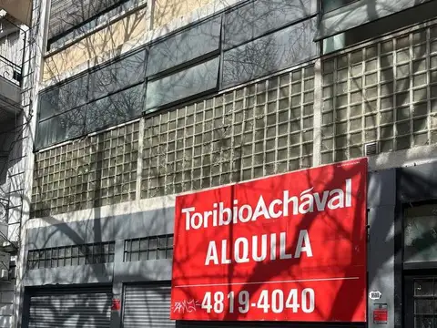 Depósito en alquiler de 479 mts2 con doble altura, ingreso camionetas y oficinas - Roseti 1610, CABA