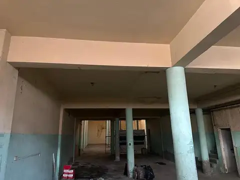 Depósito en alquiler de 479 mts2 con doble altura, ingreso camionetas y oficinas - Roseti 1610, CABA