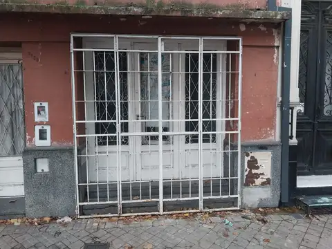 Local frente al Hospital Centenario, 16 m2.-