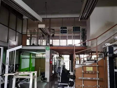 Local amplio con entrepiso