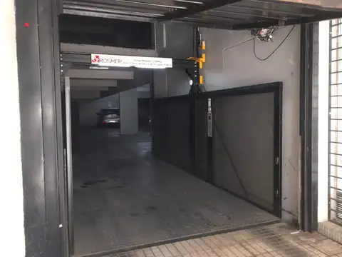 Venta -  Cochera en barrio Martin - primer piso / Ascensor