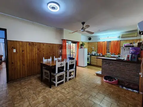 Casa 4 ambientes con 2 baños