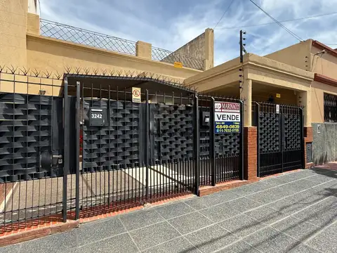 Casa multifamiliar. Casa 3 ambientes al frente, departamento 2 ½ ambientes al fondo. 2 cocheras