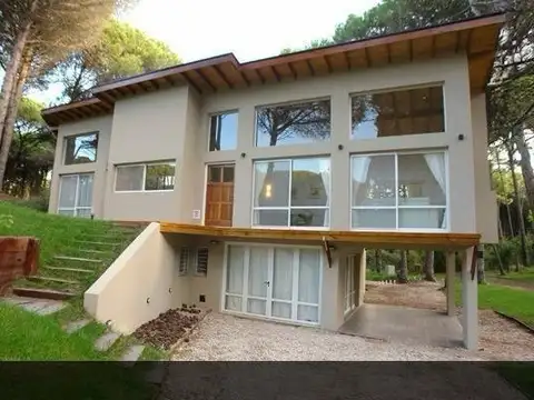 Hermosa casa en barrio tradicional de Carilo con pileta climatizada cubierta.