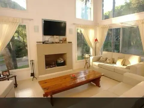 Hermosa casa en barrio tradicional de Carilo con pileta climatizada cubierta.