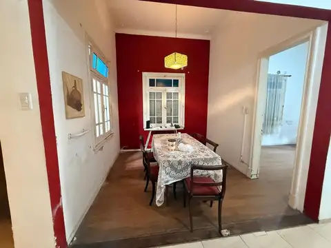 Amplia Casa Estilo Inglés en Lanús con fondo verde.