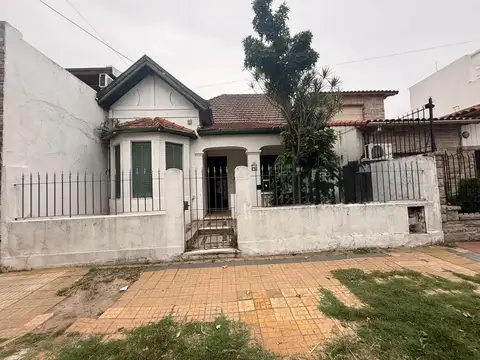 Amplia Casa Estilo Inglés en Lanús con fondo verde.