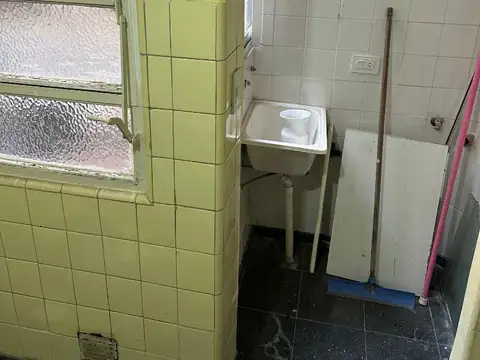 PH DE 3 AMB 70 M 2  AV CASEROS Y JUJUY  A METROS DEL SUBTE