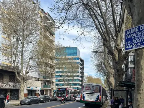 Avenida Caseros 2500, Piso 1