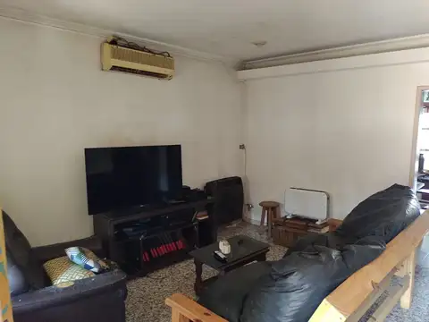 Casa 6 ambientes con 2 baños