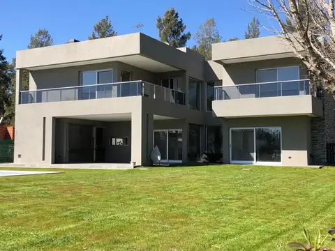 Casa 9 ambientes con 4 baños