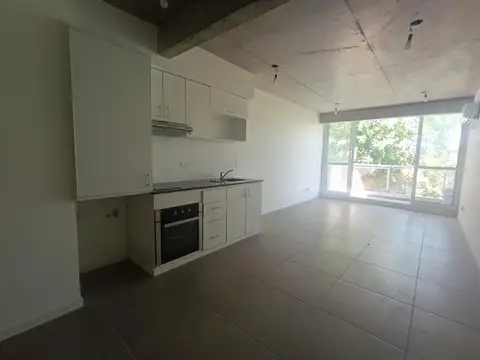 Departamento luminoso con balcón sobre la calle Estomba