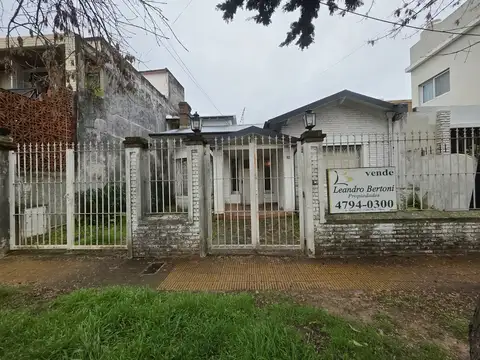 En Venta Casa 4 Ambientes en Lote Propio | a Refaccionar | Jardín y Cochera | San Isidro