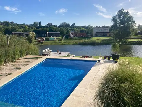 VENTA CASA 6 AMBIENTES LOTE INTERNO PILETA LAGO AMPLIA LUMINOSO BARRIO EL CAZAL PERMUTA APTO CREDITO