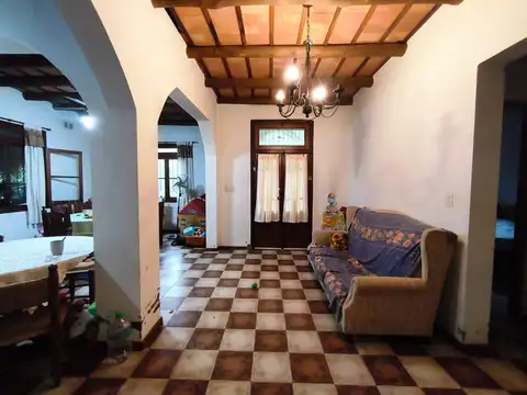 Casa 4 ambientes con 2 baños