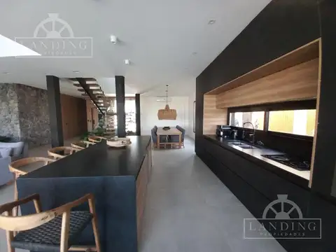 Casa en Alquiler Temporal con 4 cocheras