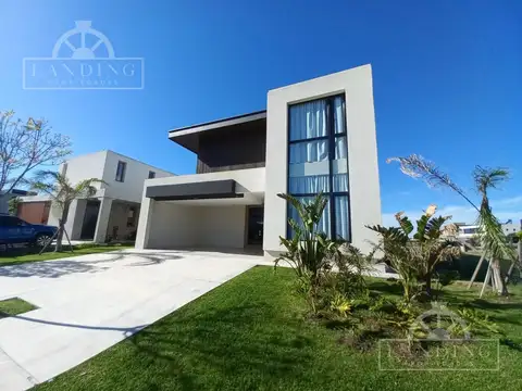 Casa 6 ambientes con 5 baños