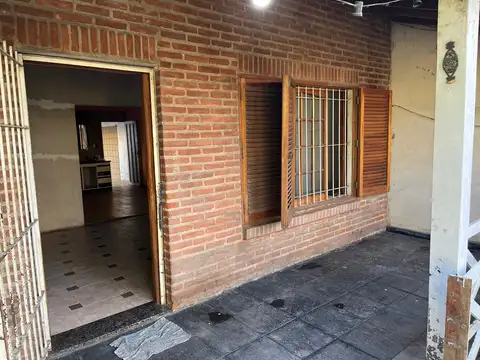 Casa de 3 Ambientes Sobre Lote de 10 X 50 con Local, Temperley Este