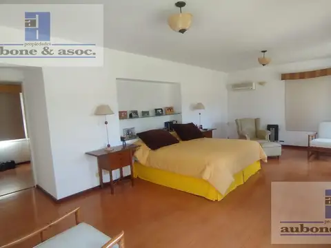 Casa 8 ambientes con 6 baños