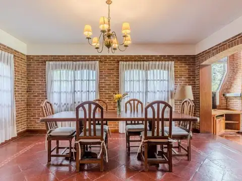 Casa en Venta con 2 cocheras