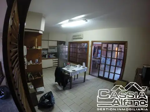 Oficina 8 ambientes con 2 baños