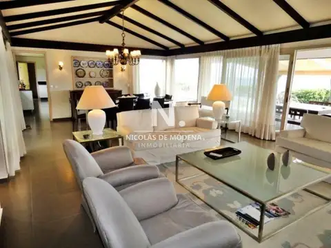 Casa 5 ambientes con 4 baños