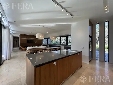 Casa 5 ambientes con 4 baños