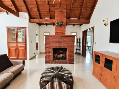 Casa 5 ambientes con 2 baños
