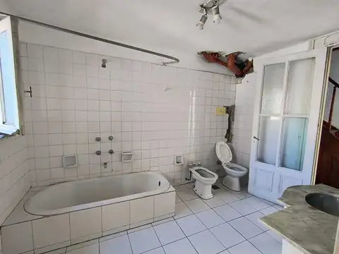 Oficina 8 ambientes con 2 baños
