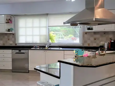 Casa 5 ambientes con 4 baños