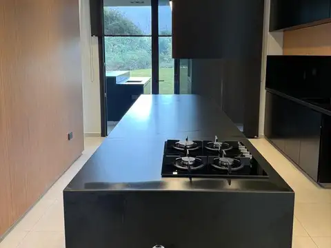 Casa 7 ambientes con 4 baños