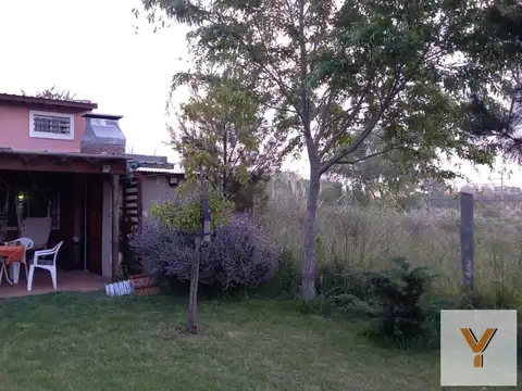 Casa 8 ambientes con 2 baños