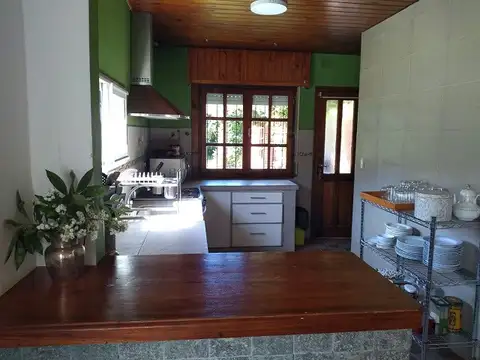 Casa estilo campo. tiene living comedor, 3 dormitorios( 1 en suite) cocina, 2 baños, quincho,