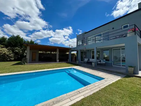 Casa en Venta con 4 cocheras