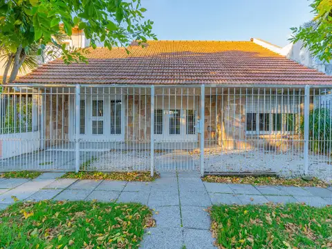 Chalet en venta  de 3 ambientes con garaje y parque