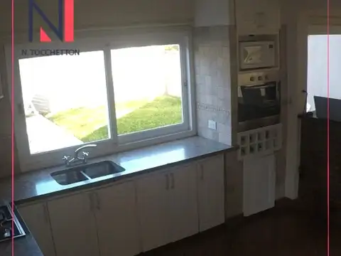 Casa en Alquiler con 3 cocheras