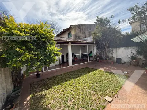 Casa en San Andrés. 4 ambientes con patio y fondo con quincho.