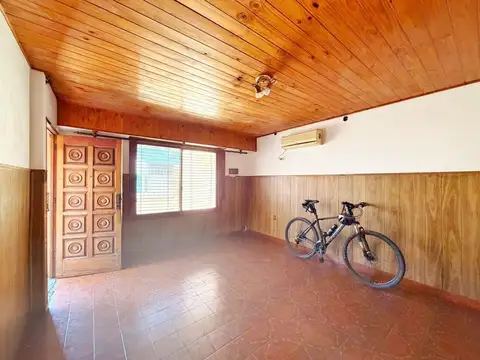 VENTA CASA 3 AMBIENTES LANÚS OESTE JARDIN GARAGE CUBIERTO PARRILLA
